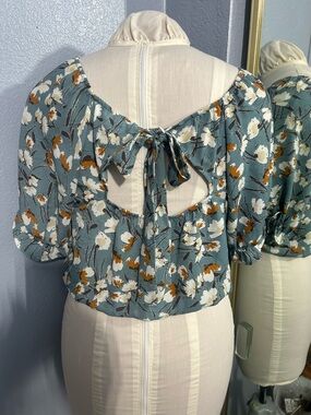 Sienna Sky Sage Floral Tie-Back Puff Sleeve Crop Top